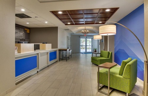 Villages of Palm Beach Lakes Hotel | Holiday Inn Express & Suites West Palm Beach Metrocentre, an IHG Hotel