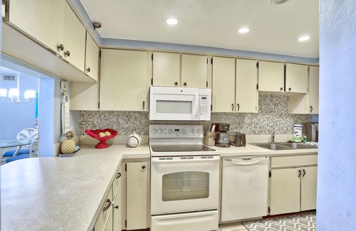 Madeira Beach Condo | Villa Madeira 609 | Beach FRONT|Walk to John's Pass!