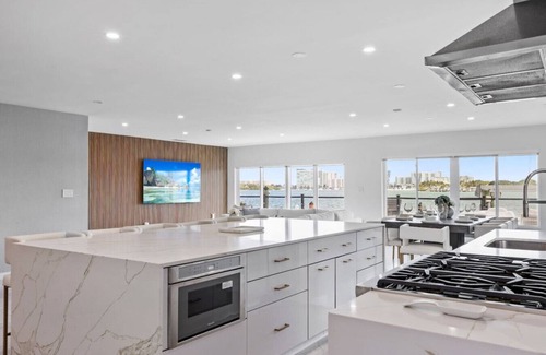Seybold House | Villa Mara - Stunning Bay Views