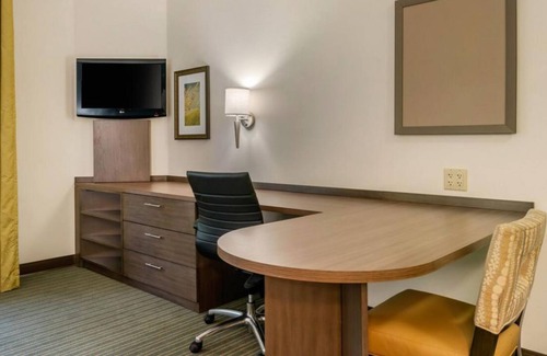 Biggar House | You Found it, Fort Myers Getaway! Outdoor Pool & BBQ Facility, Free Parking