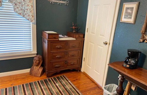 Inglis Apartment | 04) The Ocali Room w/queen bed