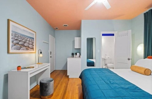 North Beach Hotel | #07 Corner Unit in Mid-century Art-Déco building KingBed EnSuiteBath PetsOK