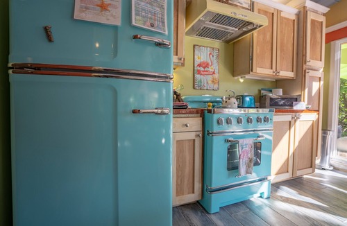 Fort Myers House | 1 Bedroom Tiny Home on Canal near River in Fort Myers! Shared Yard With Owners!