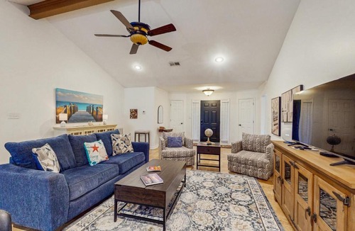 Conway House | <1 Block to Trails! Conway Biker & Hikers Haven
