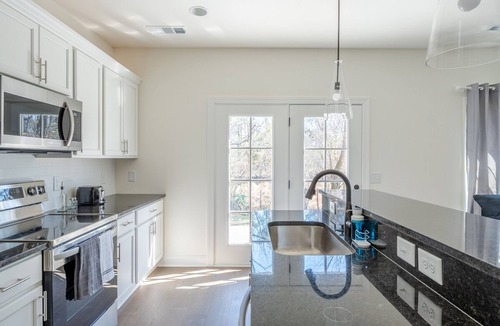 Lakewood Apartment | 1 King 2 Queens Garage Yard Washer Dryer