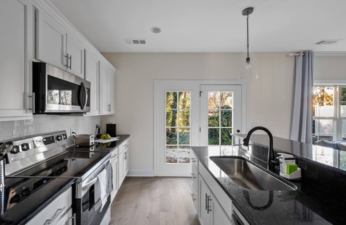 Lakewood Apartment | 1 King 2 Queens Garage Yard Washer Dryer