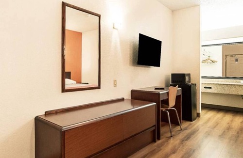 Covington Apartment | 1 King Bed | Non-Smoking, Micfridge, Sofa-Bed