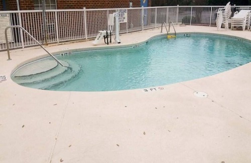 Myrtle Beach Apartment | 1 King Bed|Non-Smoking,Kitchen