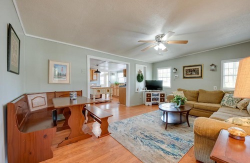 Magnolia Bluffs House | 1 Mi to Fishing Pier Apalachicola Bay Getaway!