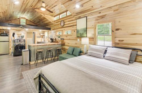 Byrdstown Apartment | 1 Mi to Lake: Charming Byrdstown Retreat w/Deck!