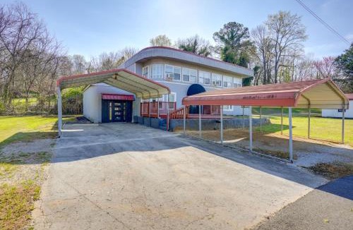 Collegedale House | 1 Mi to SAU: Collegedale Apt w/Shared Yard!