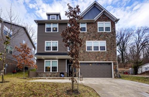 Triangle House | 1 Mile to Quantico: 5BR Home w/Game Room!