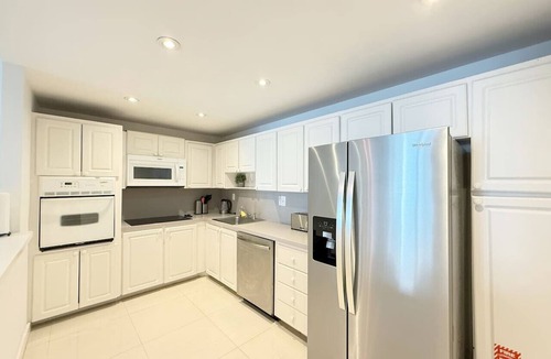 Sunny Isles Beach Condo | 1 New Listing Promo! 4 min to beach +free parking