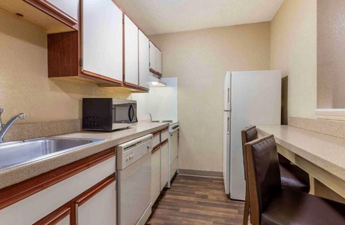 Executive Park Apartment | 1 Queen Bed | Mob Acc Tub Ste Nsmk Sb Micfri
