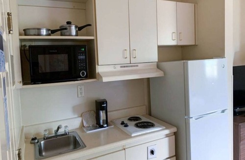 Myrtle Beach Apartment | 1 Queen Bed|Non-Smoking, Kitchen