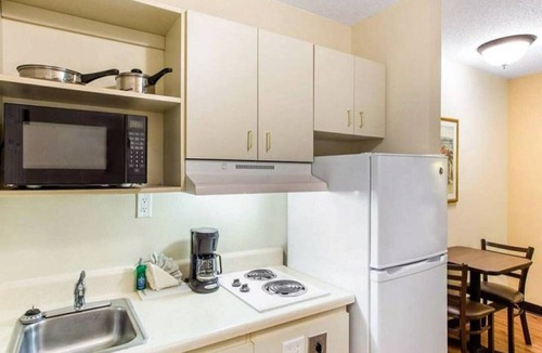 Myrtle Beach Apartment | 1 Queen Bed|Non-Smoking, Kitchen