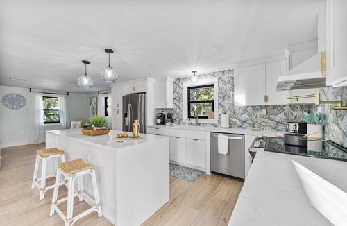 Palma Sola House | 10 min to AMI | 15 min to IMG | Heated Pool