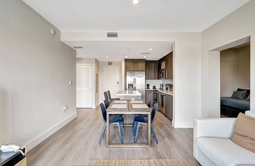 Parkside Apartment | 10 Min to Beach ~ King Bed ~ Smart TV