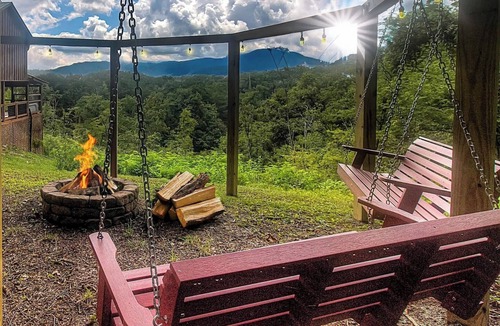 Sevierville Cabin | 10 min to Soaky mntns & shoping, private backyard