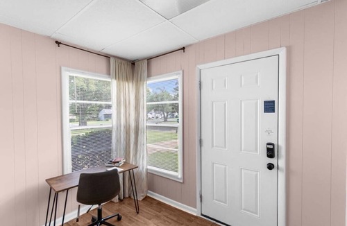 Shannon House | 10 Mins to Legion Field Stadium- Blushing Bungalow