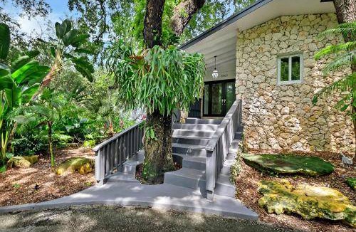 Pinecrest Villa | 1000 m² Villa ∙ 5 bedrooms ∙ 10 guests