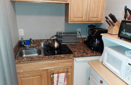 Redington Beach Condo | #109 2min walk to the beach, heated pool WiFi, digital cable TV, kingsize bed.