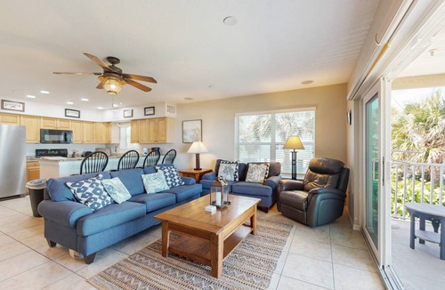 Independence Square Condo | 119 m² Condo ∙ 2 bedrooms ∙ 6 guests