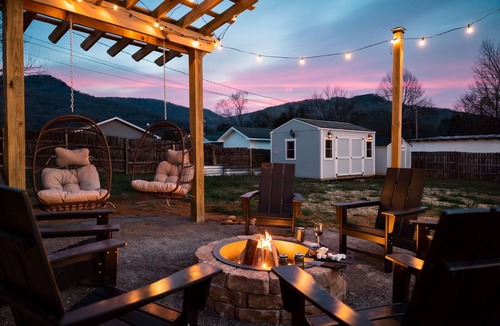 Sequatchie House | 12 min to Denny Cove 5BR Hot Tub Sauna Game Room