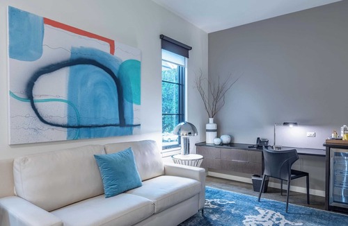 West End Cottage | 121 Hotel Floor 1 & 2 by Avantstay Sleeps 34, 10 Units in Nashville