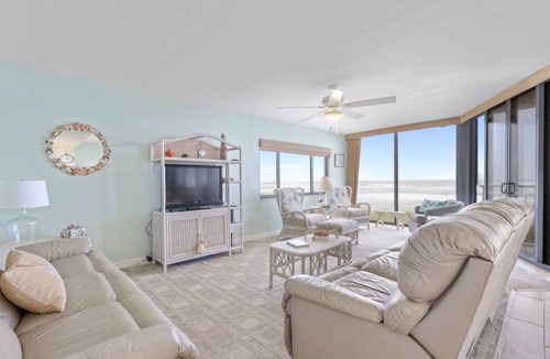 Bethune Beach Condo | 131 m² Condo ∙ 3 bedrooms ∙ 8 guests