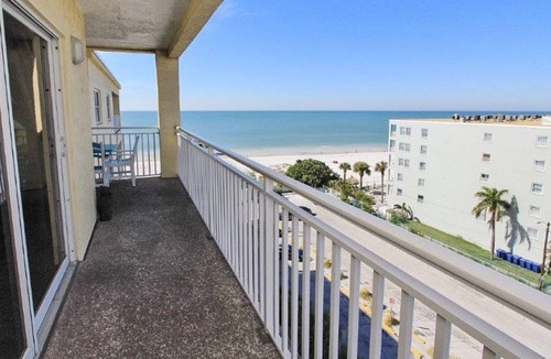 Redington Shores Condo | 135 m² Condo ∙ 3 bedrooms ∙ 10 guests