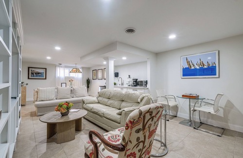 North Springfield Apartment | 15 Mi to The White House! Modern Apt w/Deck