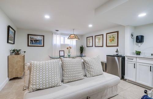 North Springfield Apartment | 15 Mi to The White House! Modern Apt w/Deck
