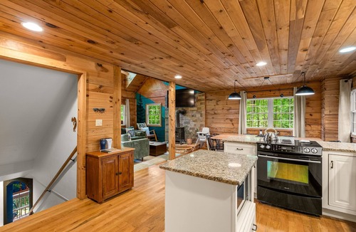 Leicester Cabin | 15 MINUTES FROM ASHEVILLE! Secluded peacefull LOG CABIN