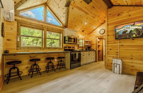 Sevierville Cabin | 15 Minutes from Skyland Ranch. Brand New Cozy Cabin. Huckleberry Cabin