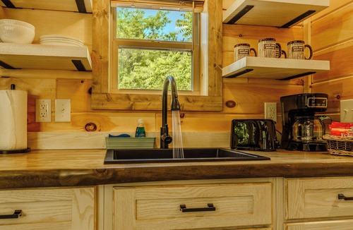Sevierville Cabin | 15 Minutes from Skyland Ranch. Brand New Cozy Cabin. Huckleberry Cabin