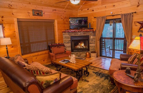 Gatlinburg - Pigeon Forge Cabin | 163 m² Cabin ∙ 3 bedrooms ∙ 9 guests