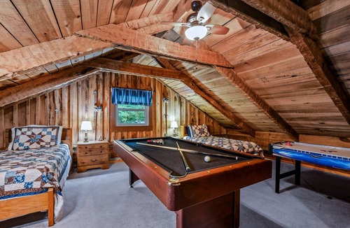 Gatlinburg - Pigeon Forge Cabin | 178 m² Cabin ∙ 3 bedrooms ∙ 8 guests