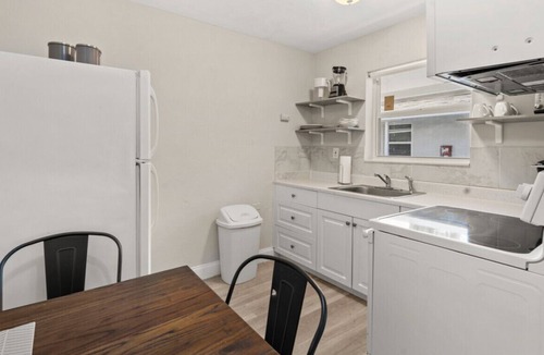 Lake Ridge Apartment | 1BR Getaway Oasis Parking 5min ride to the Beach!