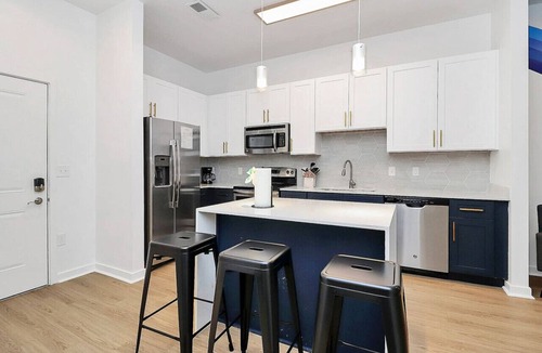 Cherry Apartment | 1BR in Charlotte with Pool, Gym