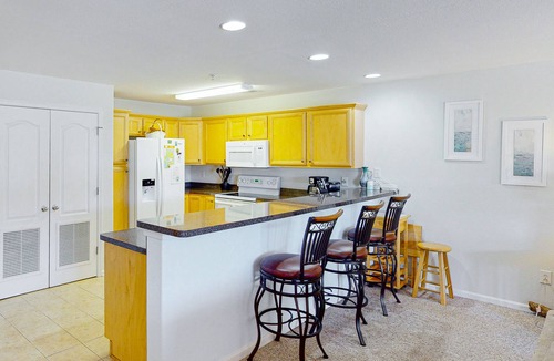 Sandbridge Condo | 1st-floor Seaside condo 1 block from beach with pool & private deck