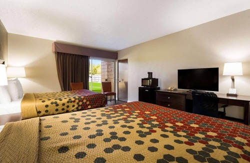 Perry Hotel | 2 Accommodations near Historic Downtown Perry | Free Parking | Pet Friendly Stay