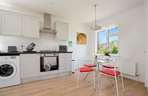 Wraysbury Apartment | 2 Bed Contractor Accommodation - 15min Drive to Heathrow & Windsor