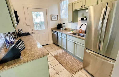 Westside House | 2 Bed King Bed/Queen Bed + fenced shady backyard + Fiber Wi-Fi, Walk to King St