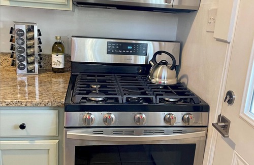 Westside House | 2 Bed King Bed/Queen Bed + fenced shady backyard + Fiber Wi-Fi, Walk to King St