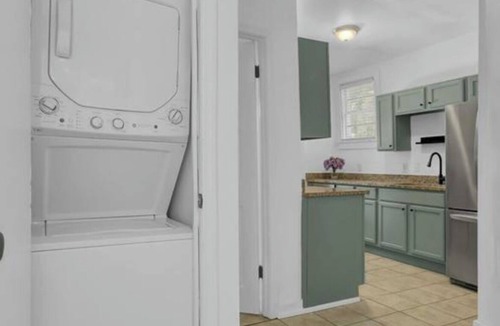 Westside House | 2 Bed King Bed/Queen Bed + fenced shady backyard + Fiber Wi-Fi, Walk to King St