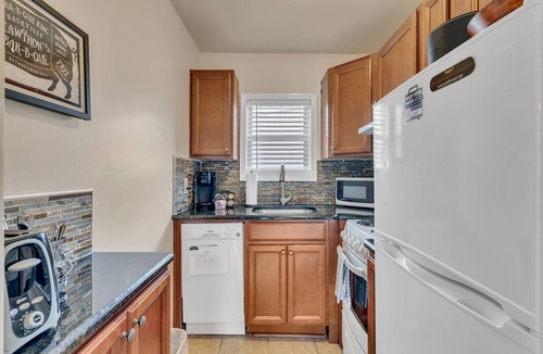 West End Apartment | 2 Bedroom 1 Bathroom Near Broadway!
