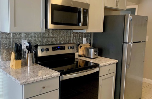 Radcliff House | 2 Bedroom 2 Bath - Valor Cottage - Cozy, efficient!