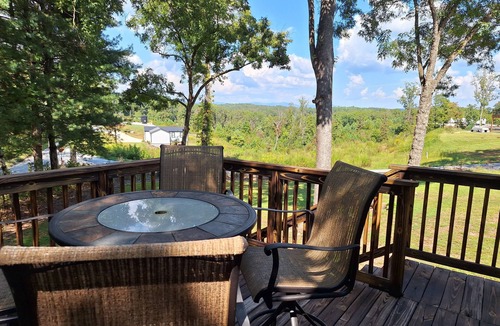 Salem Cottage | 2-bedroom cottage in beautiful Salem with mountain views.