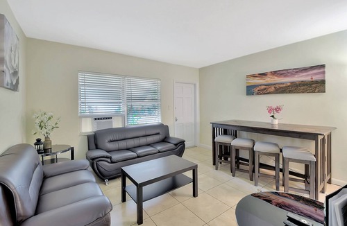 Delray Beach Cottage | 2 bedroom cozy Cottage walk to Atlantic Ave, pets, free parking
